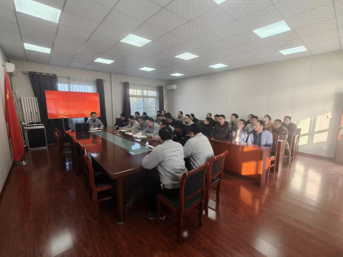 【理論宣講】鑫巖公司開展“做新時代合格黨員，為黨旗增光添彩”主題宣講活動